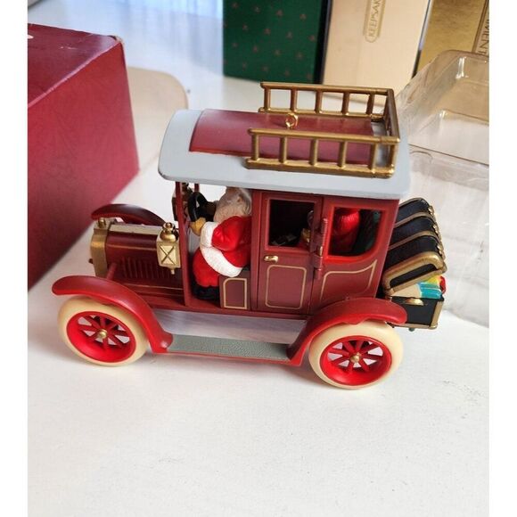 Hallmark 20 Year Anniversary Edition of Here Comes Santa Shopping with Santa - Picture 4 of 5